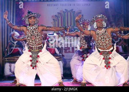 Colombo, Sri Lanka. 25th Mar 2022. I ballerini si esibiscono durante uno spettacolo di danza culturale per promuovere il turismo a Colombo, Sri Lanka, il 25 marzo 2022. Credit: Ajith Perera/Xinhua/Alamy Live News Foto Stock