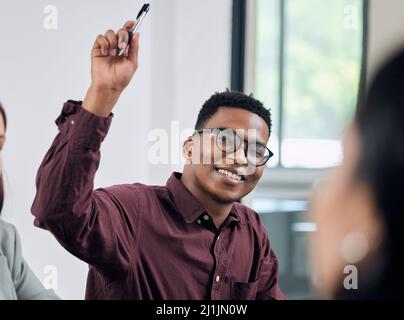 Ho una domanda da porre. Colpo di un giovane uomo d'affari con la mano sollevata in questione. Foto Stock