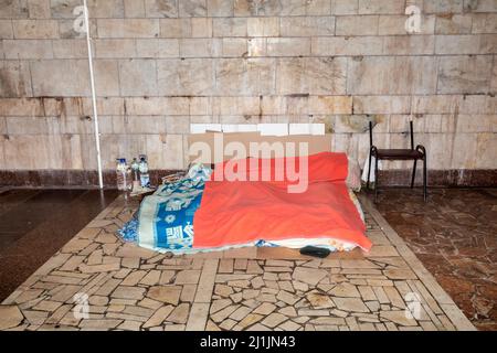 Kiev, Ucraina. 25th Mar 2022. Vista su un letto realizzato localmente al piano della stazione della metropolitana. I residenti di Kyiv sono stati rifugio in scantinati, bunker e stazioni della metropolitana che servono come rifugio per migliaia di persone durante gli attacchi di razzi e bombe da quando la Russia ha iniziato ad invadere l'Ucraina il 24 febbraio 2022. (Foto di Mykhaylo Palinchak/SOPA Images/Sipa USA) Credit: Sipa USA/Alamy Live News Foto Stock