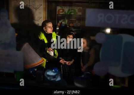 Kiev, Ucraina. 25th Mar 2022. Una famiglia che ripara in una stazione della metropolitana. I residenti di Kyiv sono stati rifugio in scantinati, bunker e stazioni della metropolitana che servono come rifugio per migliaia di persone durante gli attacchi di razzi e bombe da quando la Russia ha iniziato ad invadere l'Ucraina il 24 febbraio 2022. (Foto di Mykhaylo Palinchak/SOPA Images/Sipa USA) Credit: Sipa USA/Alamy Live News Foto Stock