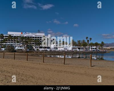 Bella vista del popolare hotel di lusso Palm Beach situato sulla spiaggia nel distretto di Meloneras nella città di Maspalomas, a sud di Grand Canaria, in giornata di sole. Foto Stock