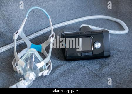 La maschera CPAP con maschera facciale completa la macchina cpap contro l'apnea ostruttiva del sonno aiuta i pazienti come maschera respiratore e clip di fissaggio del farmaco di respirazione Foto Stock