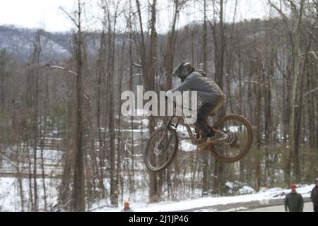 Downhill Mountain Bike Race durante il Tennessee National Bike Festival nel Windrock Bike Park di Oliver Springs, Tennessee, USA. Foto Stock