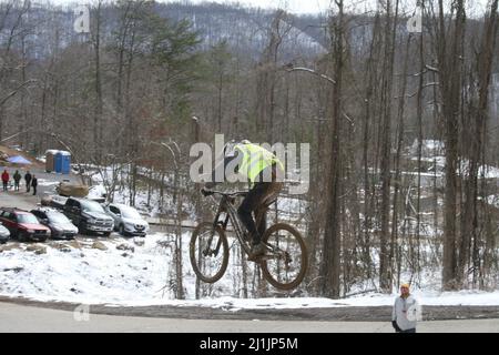 Downhill Mountain Bike Race durante il Tennessee National Bike Festival nel Windrock Bike Park di Oliver Springs, Tennessee, USA. Foto Stock