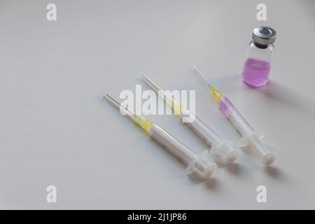 Nuovi vaccini medici pronti per il test con siringa e ampulla per iniettare la cura per l'immunizzazione in pazienti malati e deboli per guarire il loro COVID sofferto Foto Stock