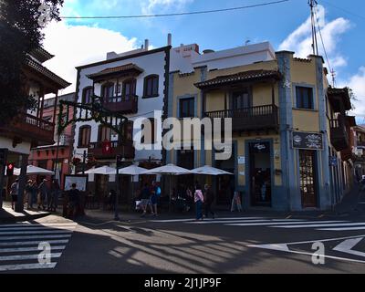 Vista di edificio storico nel centro della piccola città Teror, Gran Canaria, Spagna in giornata di sole con caffè, decorazione di Natale e turisti che passano accanto. Foto Stock