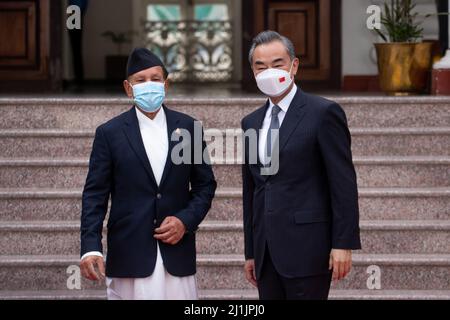 Kathmandu, NE, Nepal. 26th Mar 2022. Il Ministro degli esteri nepalese, il Dr. Narayan Khadka e il suo omologo cinese Wang Yi, propongono per i media di arrivare all'Ufficio del primo Ministro per i colloqui bilaterali il 26 marzo 2022. Il ministro degli Esteri cinese Wang è in visita ufficiale in Nepal per 3 giorni su invito del suo omologo nepalese. Credit: ZUMA Press, Inc./Alamy Live News Foto Stock