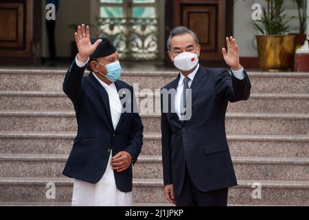 Kathmandu, NE, Nepal. 26th Mar 2022. Il Ministro degli esteri nepalese, il Dr. Narayan Khadka e il suo omologo cinese Wang Yi, si sono recati ai media quando arrivano all'Ufficio del primo Ministro per i colloqui bilaterali il 26 marzo 2022. Il ministro degli Esteri cinese Wang è in visita ufficiale in Nepal per 3 giorni. Credit: ZUMA Press, Inc./Alamy Live News Foto Stock