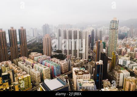 È una città che vale la pena esplorare. Sparato di grattacieli, blocchi di uffici e altri edifici commerciali nella metropoli urbana di Hong Kong. Foto Stock