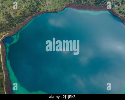 Vista aerea dall'alto dal drone del lago Kournas sull'isola di Creta. Grecia. Foto Stock