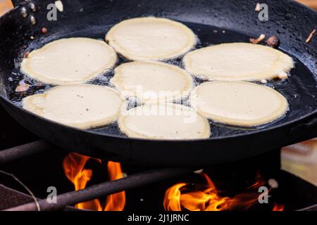 Blini, blin o blynai, frittelle tradizionalmente a base di farina di grano o di grano saraceno e servite con smetana, tvorog, burro, caviale e altre guarnitura Foto Stock