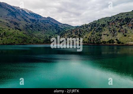 Vista aerea dall'alto dal drone del lago Kournas sull'isola di Creta. Grecia. Foto Stock