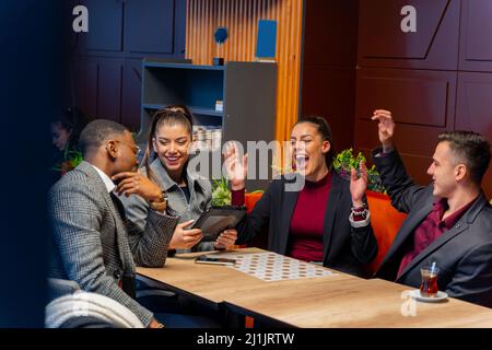 Gruppo di gente di busniess multirazziale sta ridendo Foto Stock