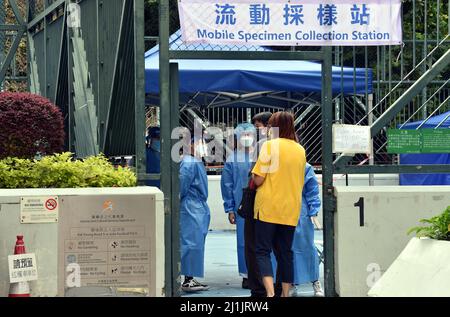 Hong Kong, Cina. 26th Mar 2022. I cittadini che indossano maschere facciali aspettano di sottoporsi a test sugli acidi nucleici COVID-19 a Hong Kong, Cina meridionale, 26 marzo 2022. Sabato, Hong Kong ha registrato un totale di 8.841 nuove infezioni da COVID-19, di cui 3.884 tramite test sugli acidi nucleici e 4.957 casi aggiuntivi attraverso test antigenici rapidi auto-riportati, dati ufficiali hanno mostrato. Il caseload giornaliero è sceso al di sotto del 10.000 per la prima volta da fine febbraio. Credit: Lo Ping Fai/Xinhua/Alamy Live News Foto Stock