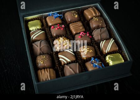 Scatola di deliziosi cioccolatini fatti a mano. Foto Stock