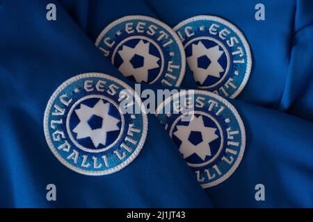 Eesti Jalgpalli Liit (Associazione di calcio estone) emblema su una maglia blu nazionale. Logo della federazione di calcio estone. Foto Stock