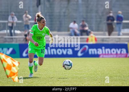 Francoforte, Germania. 26th Mar 2022. Svenja Huth (10 Wolfsburg) controlla la palla durante la partita di flyeralarm Frauen-Bundesliga 2021/2022 tra Eintracht Frankfurt e VfL Wolfsburg allo Stadio di Brentanobad a Francoforte sul meno, Germania. Norina Toenges/Sports Press Photo Credit: SPP Sport Press Photo. /Alamy Live News Foto Stock