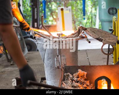 ferro metallico in sella rimozione scorie da parte dell'operatore ; sfondo industriale Foto Stock