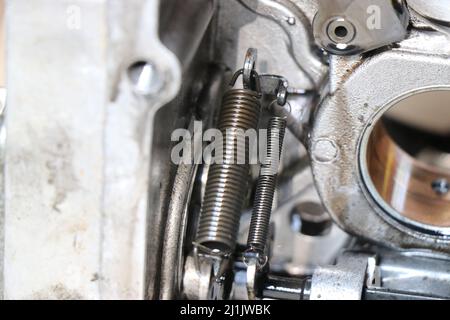 Concentrarsi sulle molle di un motore a combustione interna che viene smontato per alcuni lavori di riparazione Foto Stock