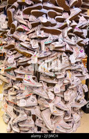 Parigi, Francia, Converse Sneakers Store, in mostra all'interno del grande magazzino francese, Galeries Lafayette, CITADIUM abbigliamento maschile Foto Stock