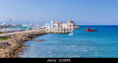 Vista panoramica del porto di Mandraki e del porto turistico al posto del Colosso di Rodi. Ormeggio barche e imbarcazioni. Antichi mulini a vento sul molo. Una somma Foto Stock