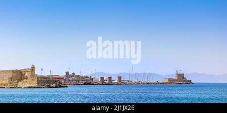 Vista panoramica del porto di Mandraki e del porto turistico al posto del Colosso di Rodi. Ormeggio barche e imbarcazioni. Antichi mulini a vento sul molo. Una somma Foto Stock