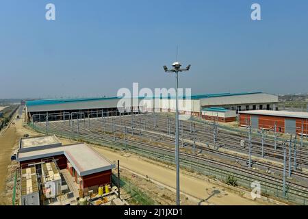 (220326) -- DHAKA, 26 marzo 2022 (Xinhua) -- Foto scattata il 10 marzo 2022 mostra le linee ferroviarie della metropolitana a Dhaka, Bangladesh. PER ANDARE CON 'Feature: La metropolitana cinese-sostenuto del Bangladesh per aprire a dicembre' (Xinhua) Foto Stock