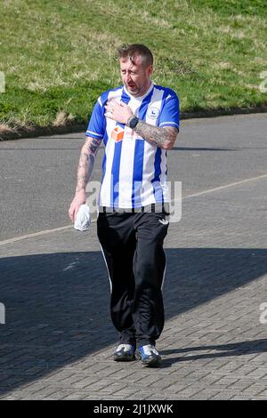 Northampton, Regno Unito. MAR 26th fan di Hartlepool prima della partita della Sky Bet League 2 tra Northampton Town e Hartlepool Uniti al PTS Academy Stadium di Northampton sabato 26th marzo 2022. (Credit: John Cripps | MI News) Credit: MI News & Sport /Alamy Live News Foto Stock