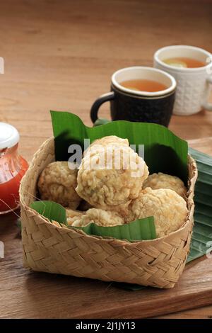 Spuntini Indonesiani: Bakso Goreng o Deep Fried Meatball. A base di pollo, carne o gamberi con farina. Servito con salsa piccante. Servito in Besek B. Foto Stock