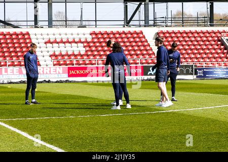 Northampton, Regno Unito. MAR 26th i giocatori di Hartlepool United prima della partita della Sky Bet League 2 tra Northampton Town e Hartlepool si sono Uniti al PTS Academy Stadium di Northampton sabato 26th marzo 2022. (Credit: John Cripps | MI News) Credit: MI News & Sport /Alamy Live News Foto Stock