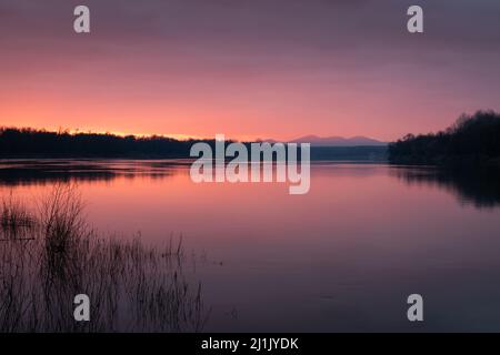 Tramonto spettacolare sul fiume Sava con montagna in bagliore nocciola - bellissimo paesaggio naturale Foto Stock