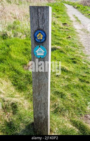 Passeggiata in legno montante di direzione sul sentiero Glamorgan Heritage Coast. Foto Stock