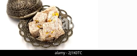 Delizia turca con pistacchio su sfondo scuro. Primo piano. Spazio di copia. Spazio per il testo Foto Stock