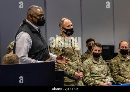 Jaionka, Polonia. 25th Mar 2022. Il Segretario della Difesa degli Stati Uniti Lloyd Austin, a sinistra, parla con i membri della divisione Airborne 82nd presso il Combined Operations and Intelligence Centre, 25 marzo 2022 a Jasionka, Polonia. Credito: SGT. Gerald Holman/U.S.A. Army/Alamy Live News Foto Stock