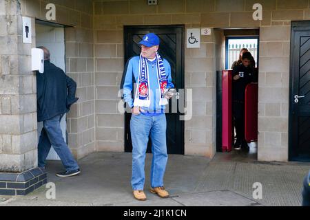 Northampton, Regno Unito. MAR 26th i fan di Hartlepool United prima della partita della Sky Bet League 2 tra Northampton Town e Hartlepool si sono Uniti al PTS Academy Stadium di Northampton sabato 26th marzo 2022. (Credit: John Cripps | MI News) Credit: MI News & Sport /Alamy Live News Foto Stock