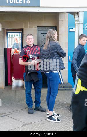 Northampton, Regno Unito. MAR 26th i fan di Hartlepool United prima della partita della Sky Bet League 2 tra Northampton Town e Hartlepool si sono Uniti al PTS Academy Stadium di Northampton sabato 26th marzo 2022. (Credit: John Cripps | MI News) Credit: MI News & Sport /Alamy Live News Foto Stock