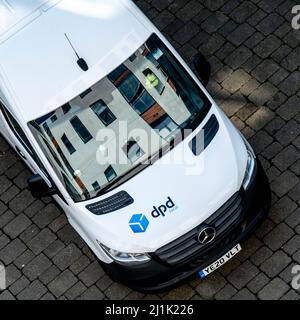 Epsom Surrey London UK, marzo 24 2022, DPD corriere locale Van consegna merci Shot dall'alto senza persone Foto Stock