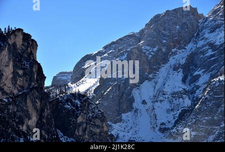 Vista sulle massive rocce che scendono sul Lago di Braies dalla Croda del Becco Foto Stock