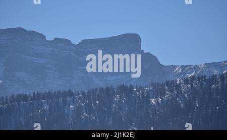 Croda del Becco nella torbidità della luce del mattino in una giornata invernale Foto Stock