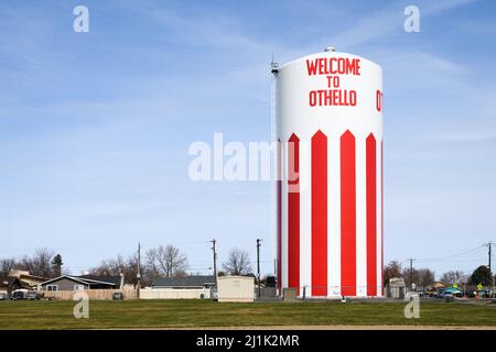 Othello, WA, USA - 24 marzo 2022; Benvenuti a Othello dipinto su una torre d'acqua nella città dello stato di Washington contro un cielo blu Foto Stock