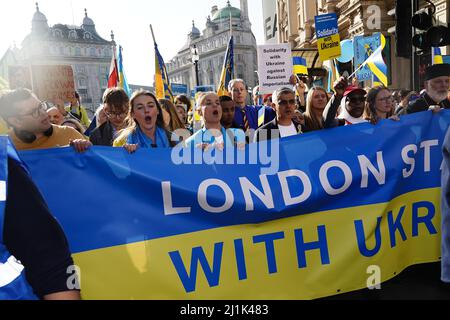 Persone durante una marcia di solidarietà a Londra per l'Ucraina, a seguito dell'invasione russa. Data foto: Sabato 26 marzo 2022. Foto Stock