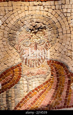 Mosaici colorati presso la Chiesa commemorativa di Mosè, il Monte Nebo, Giordania. Foto Stock