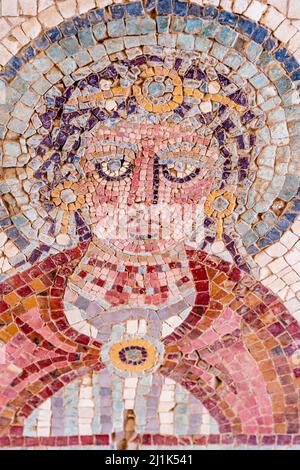 Mosaici colorati presso la Chiesa commemorativa di Mosè, il Monte Nebo, Giordania. Foto Stock