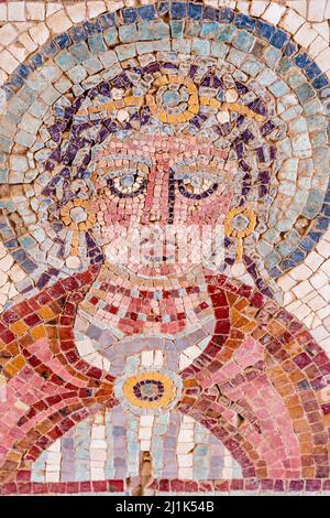 Mosaici colorati presso la Chiesa commemorativa di Mosè, il Monte Nebo, Giordania. Foto Stock