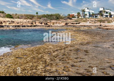 Paesaggio estivo con ville moderne di lusso. Ayia Napa resort, Cipro. Foto Stock