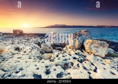 Il sole del mattino è incredibile sul mare. Isola vulcanica di Malta. Qawra, Europa. Mondo di bellezza. Effetto retrospettiva. Foto Stock