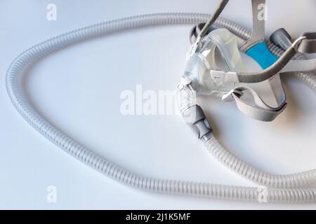 La maschera CPAP contro l'apnea ostruttiva del sonno aiuta i pazienti respiratore maschera clip di fissaggio per il naso e la gola respirare farmaci con cpap macchina Foto Stock