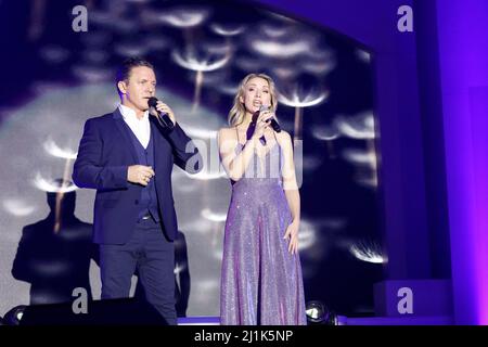 Stefan Mross und Anna-Carina Woitschack bei der Live-Tour 'Immer wieder sonntags ... unterwegs' in der Messe- & Veranstaltungshalle. Löbau, 13.03.2022 Foto Stock