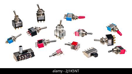 Diversi tipi di interruttori a levetta elettrici isolati su sfondo bianco. Collezione di componenti elettronici elettromeccanici miniaturizzati per PCB. Foto Stock