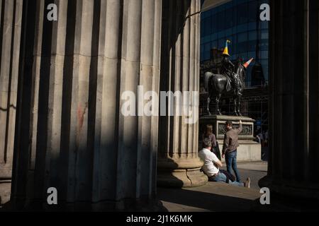 Glasgow, Regno Unito. 26th marzo 2022. Statua del Duca di Wellington in Queen Street con un cappello a cono di polizia a tema bandiera Ucraina blu e giallo, come accovacciato da Pauline McWhirter, a sostegno dell'Ucraina nella loro attuale guerra con il presidente PutinÕs Russia, a Glasgow, Regno Unito. 26 marzo 2022. Photo credit: Jeremy Sutton-Hibbert/ Alamy Live News. Foto Stock